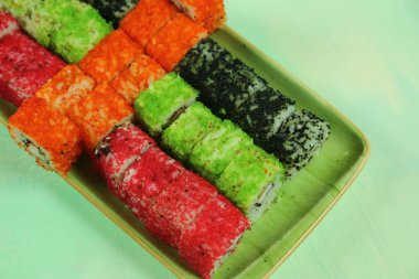 Çeşitli suşi çeşitleri, yakın çekim görüntüsü.