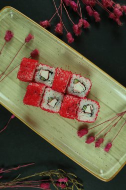 Çeşitli suşi çeşitleri, yakın çekim görüntüsü.