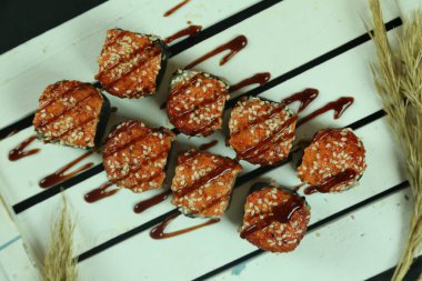 Çeşitli suşi çeşitleri, yakın çekim görüntüsü.