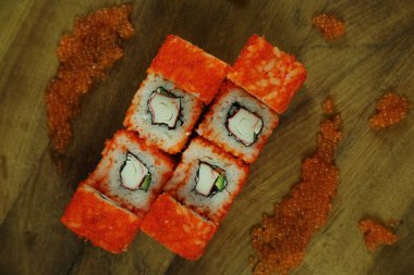 Çeşitli suşi çeşitleri, yakın çekim görüntüsü.