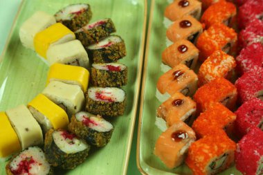 Çeşitli suşi çeşitleri, yakın çekim görüntüsü.