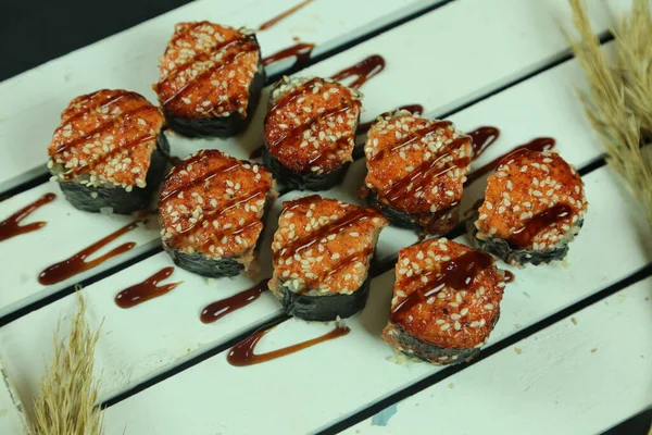 Verschiedene Arten von Sushi serviert, Nahsicht — Stockfoto