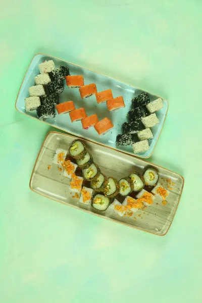 Různé druhy sushi sloužil, detailní pohled — Stock fotografie