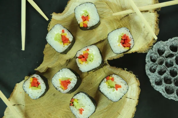 Различные виды суши подаются, крупным планом — стоковое фото