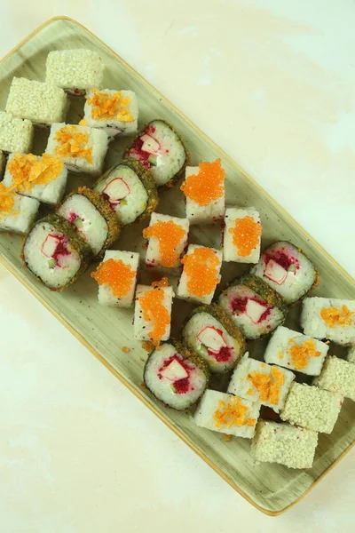 Çeşitli suşi çeşitleri, yakın çekim görüntüsü.