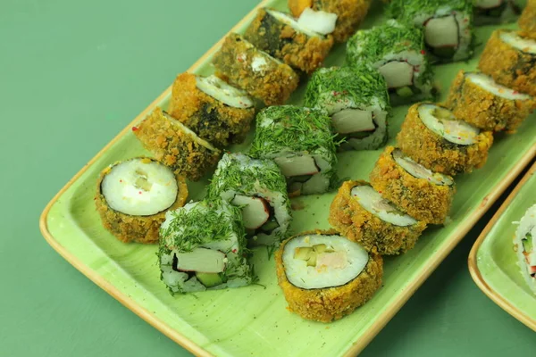 Çeşitli suşi çeşitleri, yakın çekim görüntüsü.