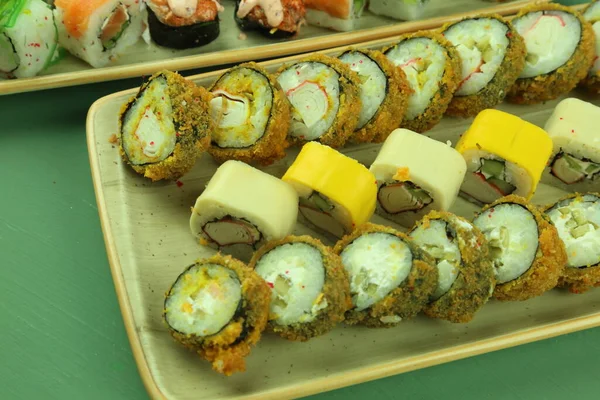 Çeşitli suşi çeşitleri, yakın çekim görüntüsü.