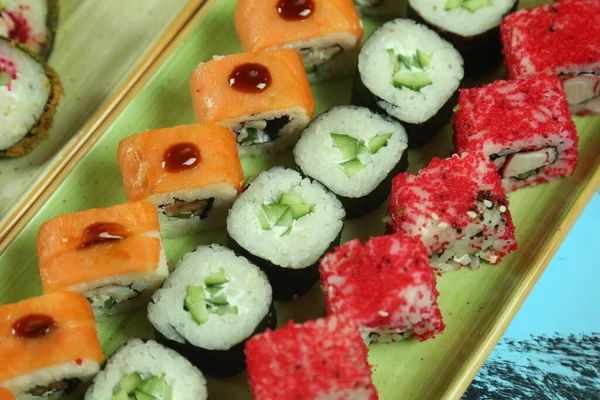Çeşitli suşi çeşitleri, yakın çekim görüntüsü.