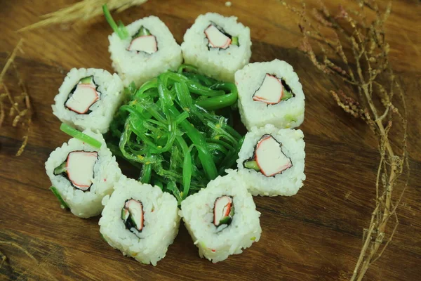 Berbagai jenis sushi disajikan, close-up view — Stok Foto