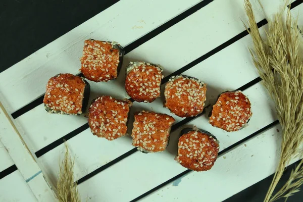 Çeşitli suşi çeşitleri, yakın çekim görüntüsü.