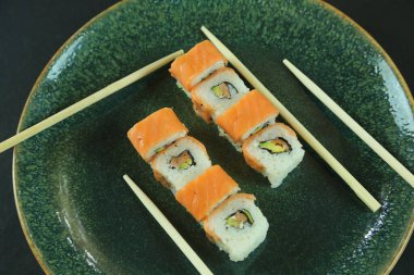 Çeşitli suşi çeşitleri, yakın çekim görüntüsü.