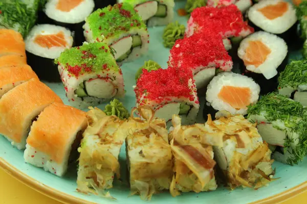 Çeşitli suşi çeşitleri, yakın çekim görüntüsü.