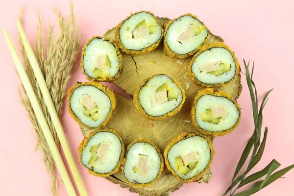 Çeşitli suşi çeşitleri, yakın çekim görüntüsü.