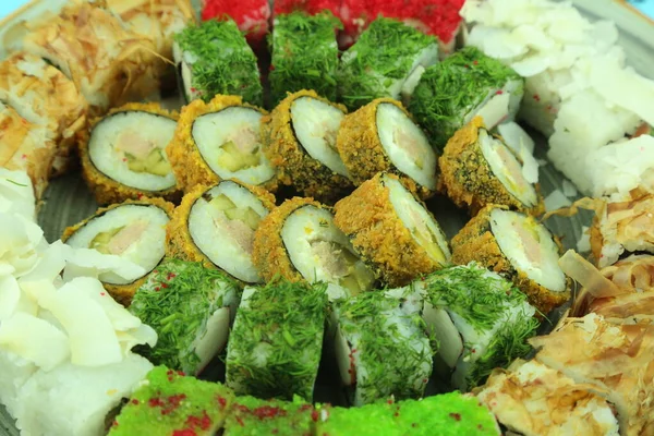 Çeşitli suşi çeşitleri, yakın çekim görüntüsü.