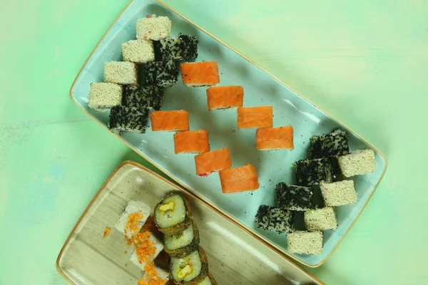 Çeşitli suşi çeşitleri, yakın çekim görüntüsü.