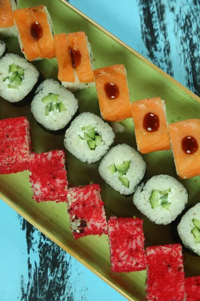 Verschiedene Arten von Sushi serviert, Nahsicht — Stockfoto