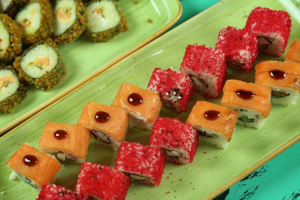 Çeşitli suşi çeşitleri, yakın çekim görüntüsü.