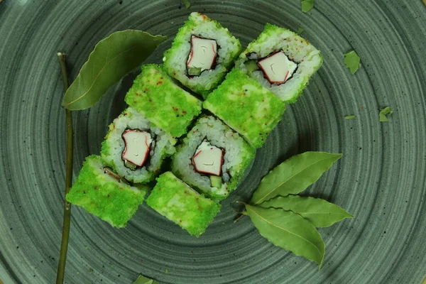 Çeşitli suşi çeşitleri, yakın çekim görüntüsü.