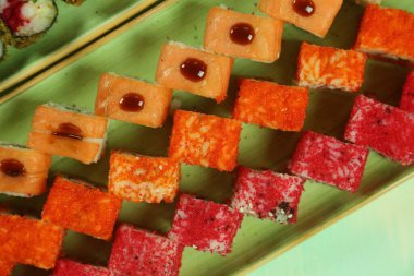 Çeşitli suşi çeşitleri, yakın çekim görüntüsü.