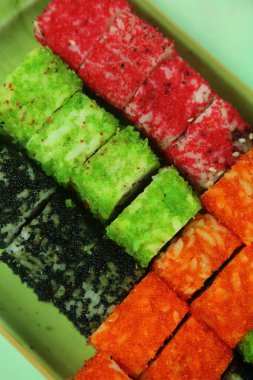 Çeşitli suşi çeşitleri, yakın çekim görüntüsü.