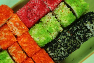 Çeşitli suşi çeşitleri, yakın çekim görüntüsü.