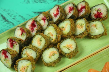 Çeşitli suşi çeşitleri, yakın çekim görüntüsü.