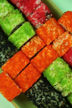 Çeşitli suşi çeşitleri, yakın çekim görüntüsü.