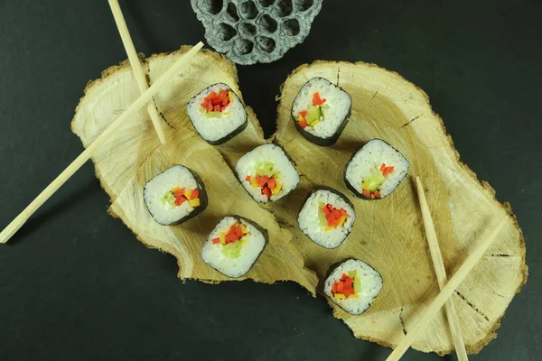 Berbagai jenis sushi disajikan, close-up view — Stok Foto