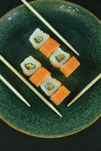 Çeşitli suşi çeşitleri, yakın çekim görüntüsü.