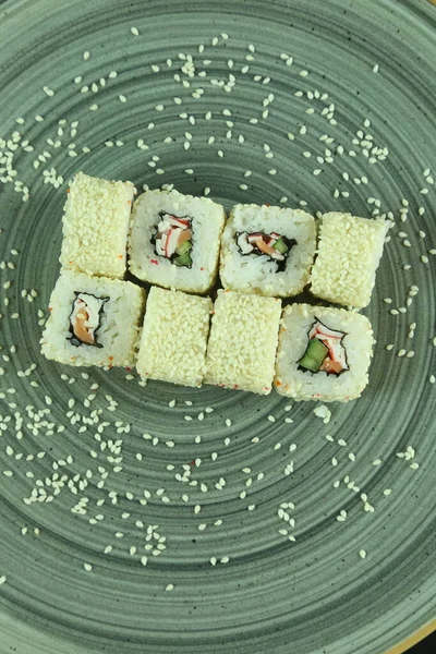 Vários tipos de sushi servido, vista de perto — Fotografia de Stock