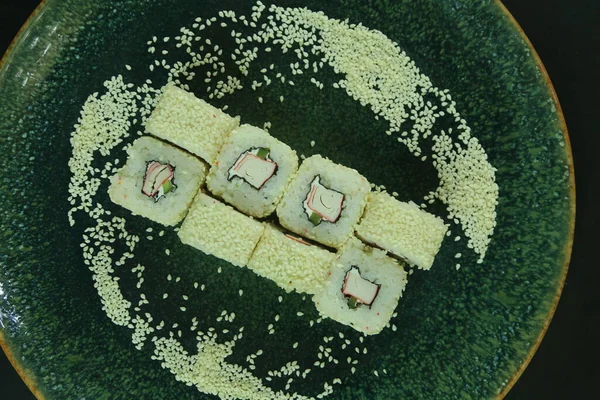 Різні види суші подаються, крупним планом — стокове фото