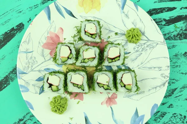 Çeşitli suşi çeşitleri, yakın çekim görüntüsü.