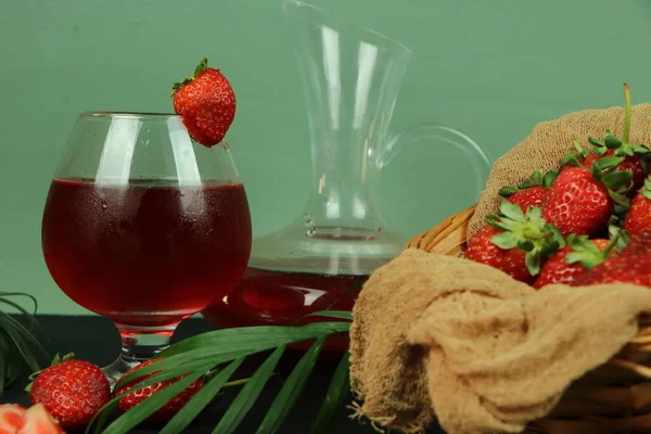 Sağlıklı çilek. Uzayı kopyala Yüksek çözünürlüklü ürün.