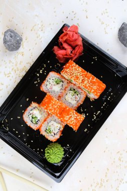 Çeşitli suşi çeşitleri, yakın çekim görüntüsü.