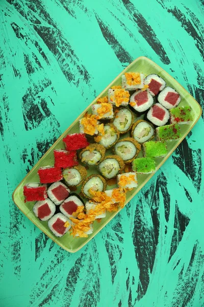 Verschillende soorten sushi geserveerd, van dichtbij bekeken — Stockfoto