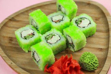 Çeşitli suşi çeşitleri, yakın çekim görüntüsü.