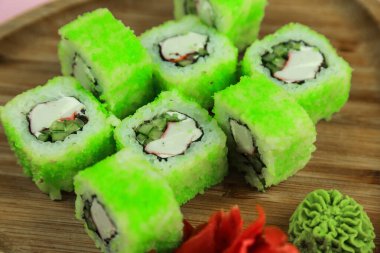 Çeşitli suşi çeşitleri, yakın çekim görüntüsü.