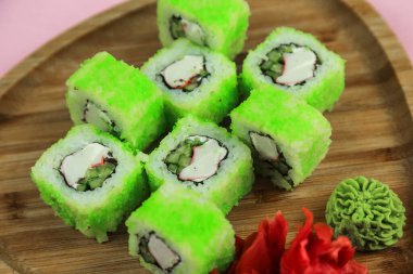 Çeşitli suşi çeşitleri, yakın çekim görüntüsü.