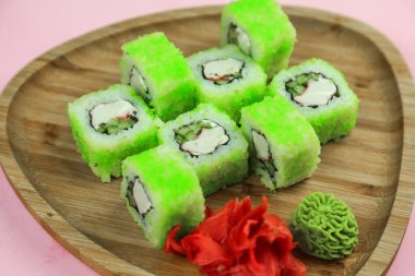 Çeşitli suşi çeşitleri, yakın çekim görüntüsü.