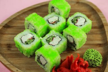 Çeşitli suşi çeşitleri, yakın çekim görüntüsü.