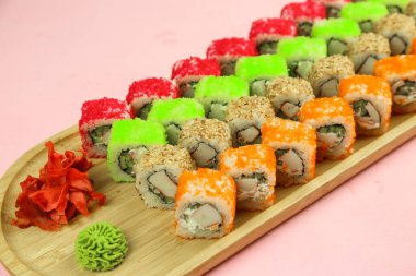 Çeşitli suşi çeşitleri, yakın çekim görüntüsü.