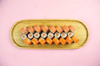 Çeşitli suşi çeşitleri, yakın çekim görüntüsü.