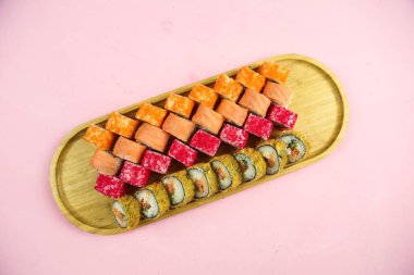Çeşitli suşi çeşitleri, yakın çekim görüntüsü.