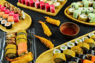 Çeşitli suşi çeşitleri, yakın çekim görüntüsü.