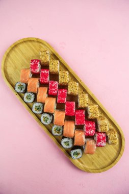Çeşitli suşi çeşitleri, yakın çekim görüntüsü.
