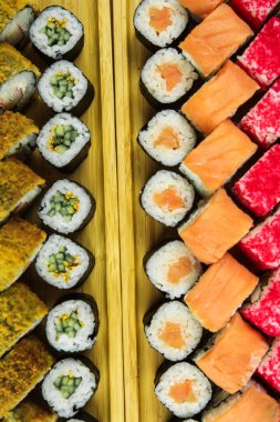 Çeşitli suşi çeşitleri, yakın çekim görüntüsü.