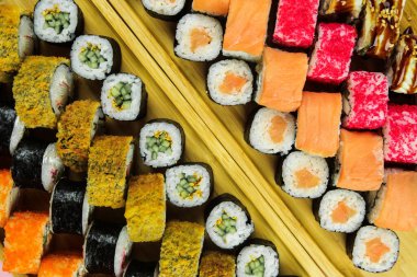 Çeşitli suşi çeşitleri, yakın çekim görüntüsü.