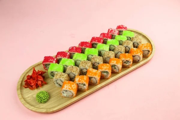 Verschillende soorten sushi geserveerd, van dichtbij bekeken — Stockfoto