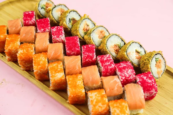 Verschillende soorten sushi geserveerd, van dichtbij bekeken — Stockfoto