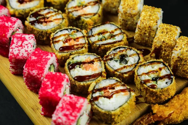 Różne rodzaje sushi serwowane, widok z bliska — Zdjęcie stockowe